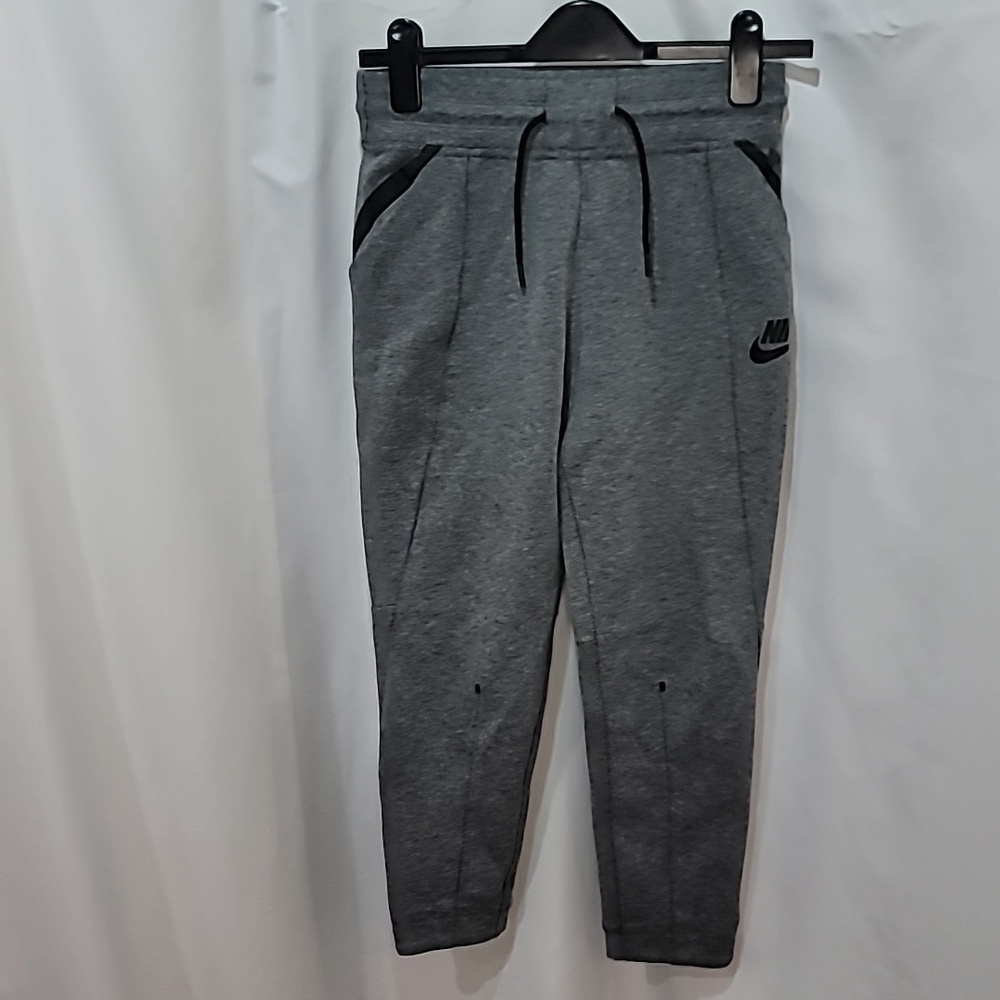 NWOT NIKE Cropped Joggers Slim Fit Drawstring